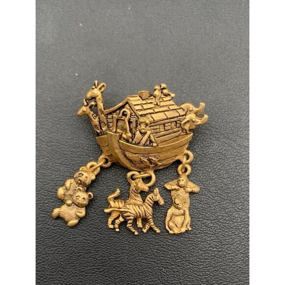 Vingtage Avon Noah’s Ark Dangle Charms Gold tone Brooch Pin - Picture 1 of 4